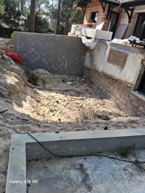 Phase de terrassement et préparation du sol sableux
