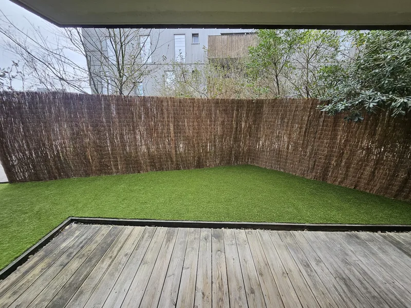 Vue plein cadre du brise-vue en bruyère naturelle posé sur la clôture